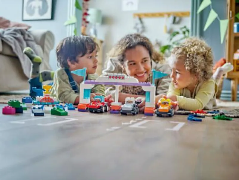 LEGO® Bauen>DUPLO® F1® Team Rennautos mit Rennfahrern 10