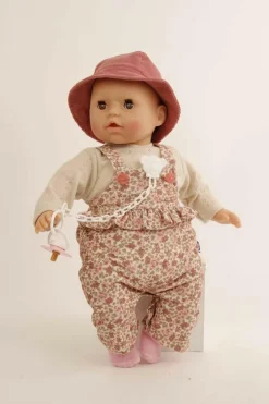 Schildkröt-Puppen Spielpuppen>Schnullerbaby "Amy" Gr. 45 , Latzhose im Blumenmot